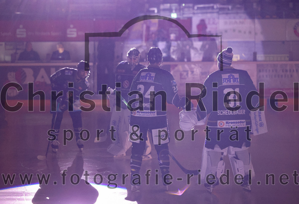 2022-10-30_004_TSV_Erding_gegen_ESC_Riverrats_Geretsried | Erding, Deutschland, 30.10.2022:
Eishockey, Bayernliga 2022 / 2023, 9. Spieltag, TSV Erding gegen ESC Riverrats Geretsried, Endergebnis: 3:5

Torwart Thomas Hingel (Erding Gladiators, #33), Lukas Krämmer (Erding Gladiators, #24), Torwart Christoph Schedlbauer (Erding Gladiators, #31)

Foto: Christian Riedel / fotografie-riedel.net