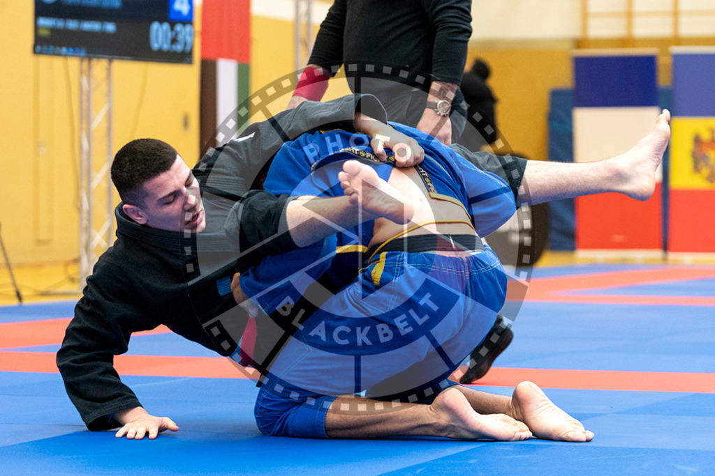 20231118PBB10121-2 | Fighters compete during the AJP Tour 600 Frankfurt Championship in Frankfurt/Main, Germany, on November 18, 2023.