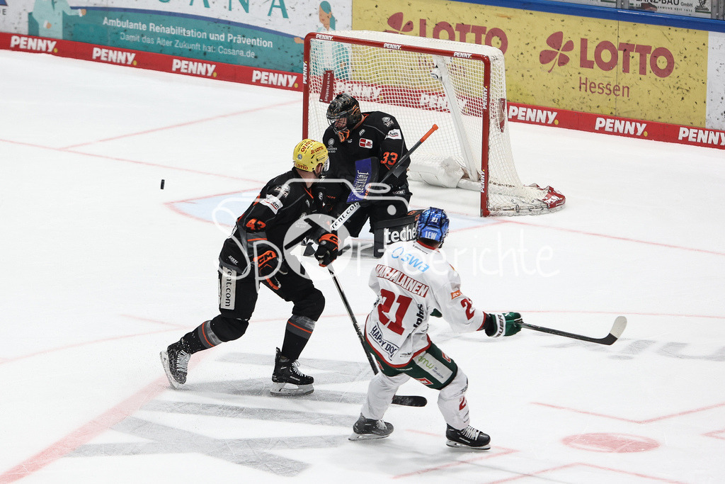 Löwen Frankfurt - Augsburger Panther | der Schuss von Jere KARIJALAINEN (AEV #21) wird von Julius HUDACEK (FRA #33) gehalten
