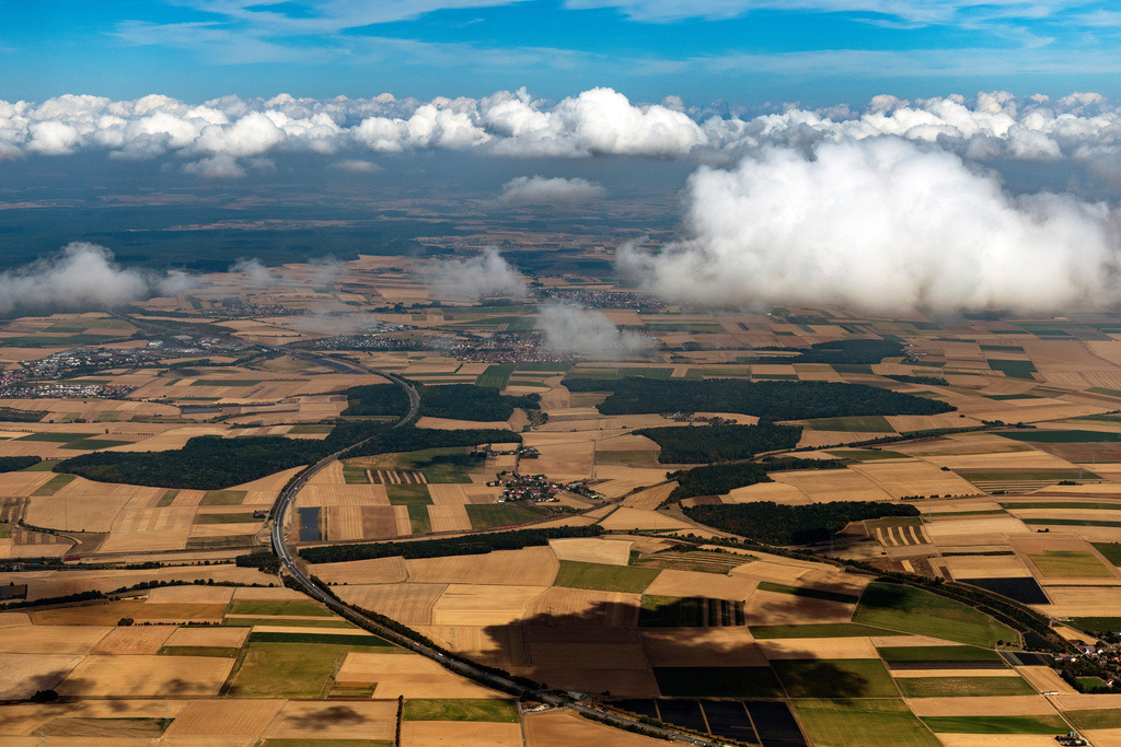 dr__0097416.jpg | BIEBELRIED 25.08.2022 Wetterlage mit Wolkenbildung in Biebelried im Bundesland Bayern, Deutschland. 