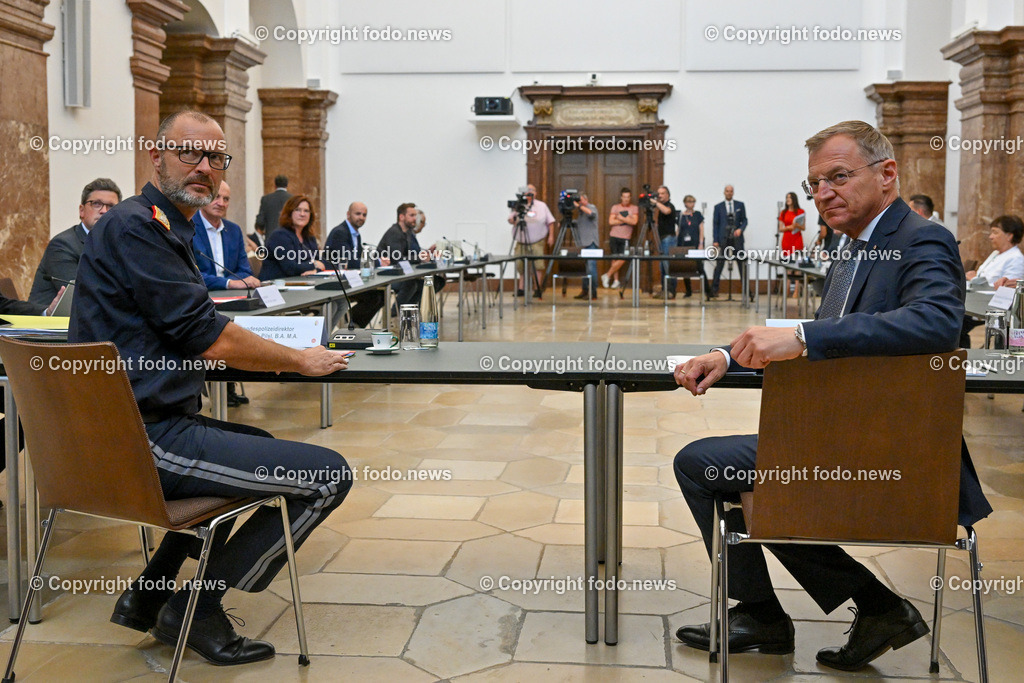 Landhaus Linz_ Promenade_ Sitzung des Landessicherheitsrat_ 03.07.2023-5 | 03.07.2023, Landhaus Linz AUT, Promenade, Sitzung des Landessicherheitsrat, im Bild Andreas Pilsl (Landespolizeidirektor Ooe), LH Thomas Stelzer (VP)