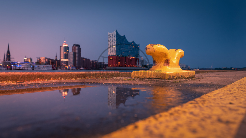 Poller Gelb Elphie Abends | Exklusive Hamburg collagen, tolle Segelbilder und viele weitere tolle Motive auf Leinwand, Poster, Alu-Dibond, u.v.m. findet Ihr bei uns auf hamburgbild.de. Findet Euer Wandbild für Euer Zuhause, Büro oder die  Praxis…. - Realisiert mit Pictrs.com