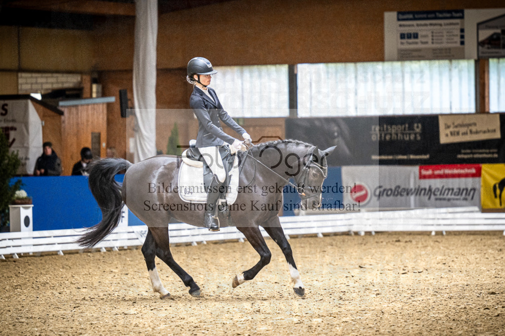 DOS_1934 | Entdecke hochwertige Reitturnierfotos von Foto Oger. Professionell, emotional und authentisch – jetzt Lieblingsmomente im Shop bestellen.Deutschlandweite Turnierfotografie. - Realisiert mit Pictrs.com