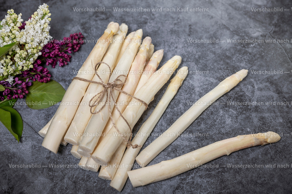 Bündel frischer weisser Soargel | Bündel frischer weisser Soargel. Dekoriert mit einen Strauß Flieder - Realisiert mit Pictrs.com