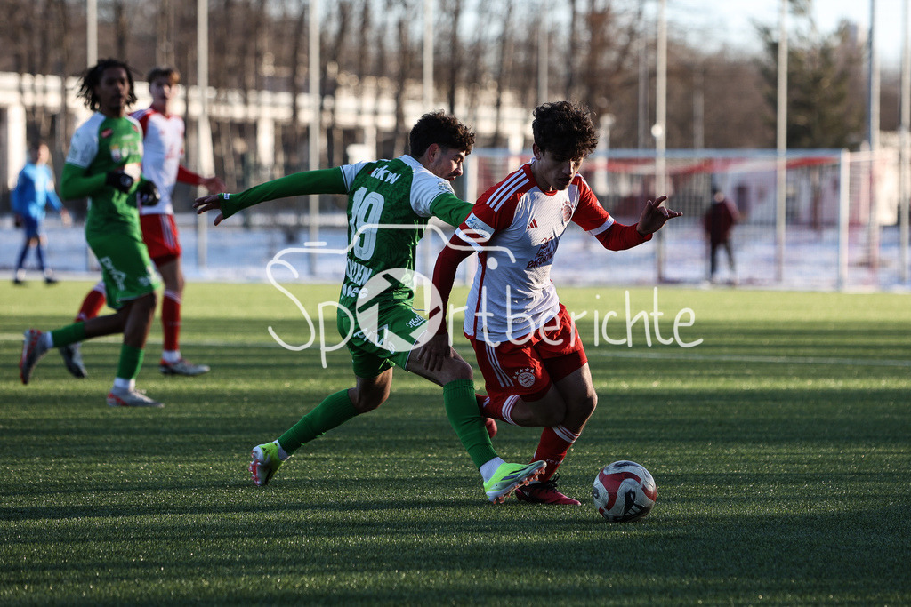 FC Bayern Amateure - SC Austria Lustenau | ben BOBZIEN (SCA #19) im Duell mit Younes AITAMER (FCB #17) / Zweikampf