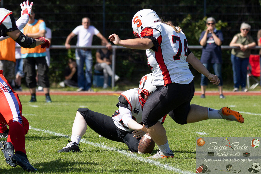 GFLW 1: German Football League Women 1: Rodgau Pioneers Ladies - Stuttgart Scorpions Sisters, 07.06.2026 | Christina Utzinger (Stuttgart Scorpions Sisters #74) erzielt mit dem Schuss des Balls einen PAT, Rodgau Pioneers Ladies - Stuttgart Scorpions Sisters, Rodgau, Maingau-Energie-Stadion "Am Weichsee", 7.6.2026 - Realisiert mit Pictrs.com