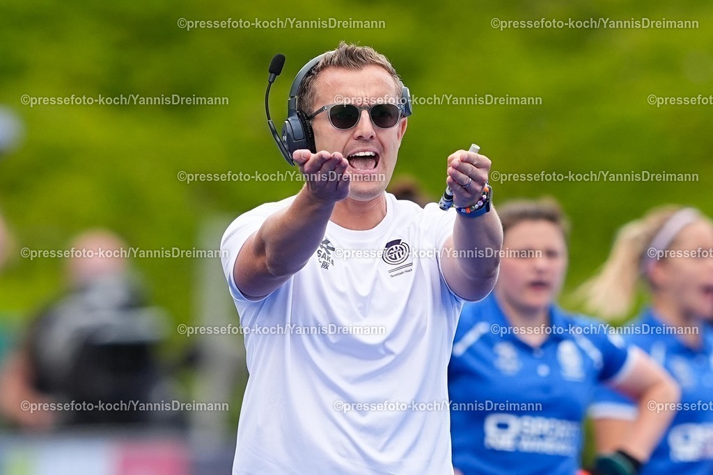 xydrx17082501020 | 17.08.2025, xydrx, Frauen EuroHockey Championship 2025, Gruppe C, Frankreich - Schottland, Sparkassenpark Mönchengladbach: Chris Duncan (Cheftrainer Schottische Nationalmannschaft) gestikulierend