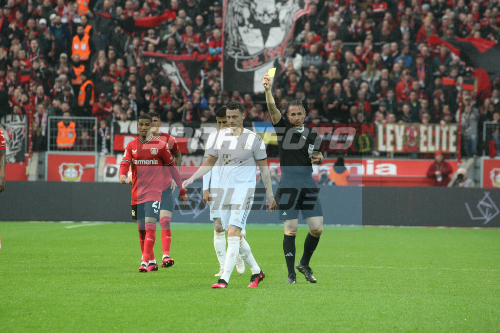 Bayer 04 Leverkusen - FC Bayern München | Gelbe Karte für Benjamin Pavard - © Sportfoto-Sale (MK) - Realisiert mit Pictrs.com