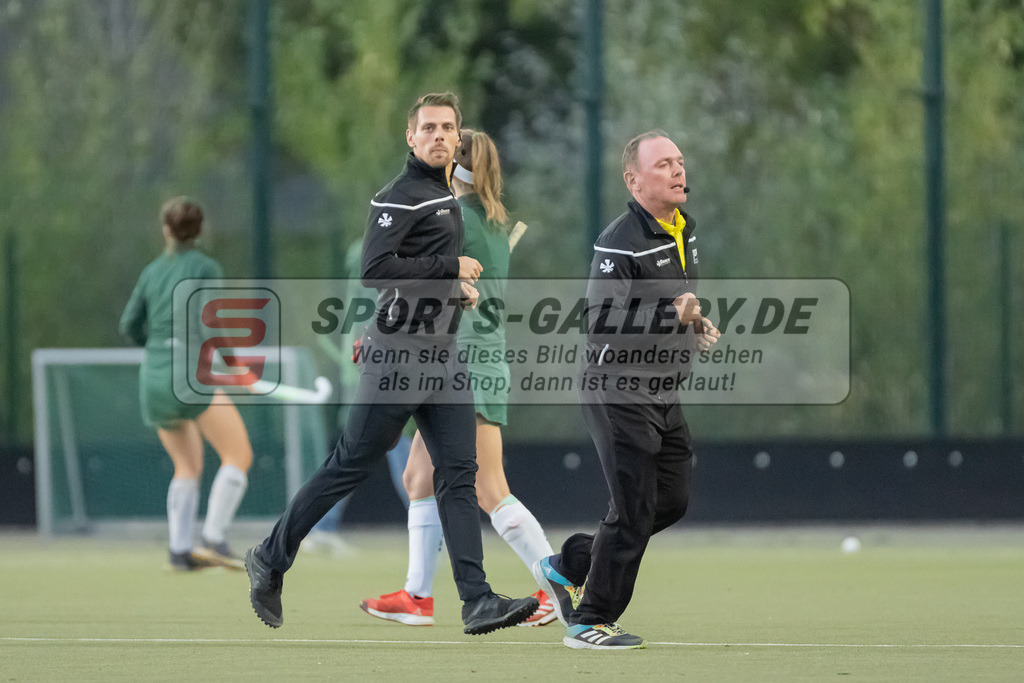 HK_20220916_109813 | 1. Bundesliga Damen Düsseldorfer HC - Uhlenhorst Mülheim am 16.9.2022 DHC Düsseldorf, Düsseldorf , Sachenko ( SR ) und links Winkler ( SR )