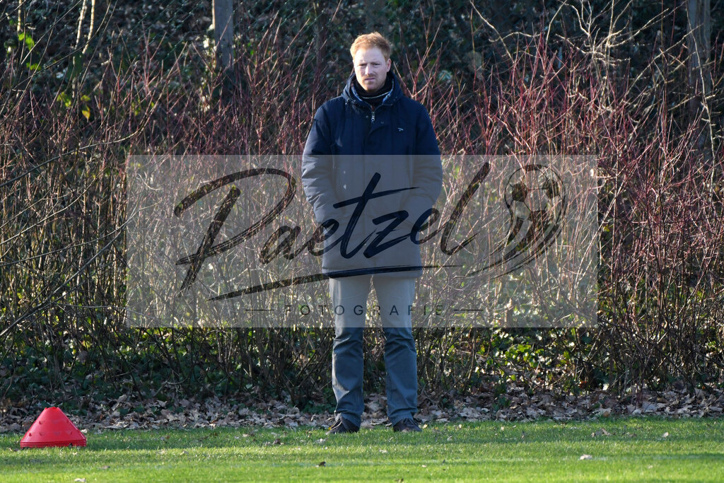 20200207_TRAOSN_0060 | Fußball, Herren: Sportdirektor Benjamin Schmedes (VfL Osnabrueck) schaut waehrend der Trainingseinheit des VfL Osnabrueck im Sportpark Illoshoehe am 07.02.2020 in Osnabrueck, Deutschland. - Realisiert mit Pictrs.com