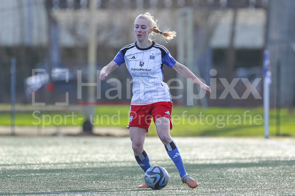 Fussball, Testspiel Frauen, Hamburger SV - Kolding IF | v.li.: Sophie Profe (Hamburger SV, 14) am Ball, Freisteller, Einzelbild, Ganzkörper, Aktion, Action, Spielszene