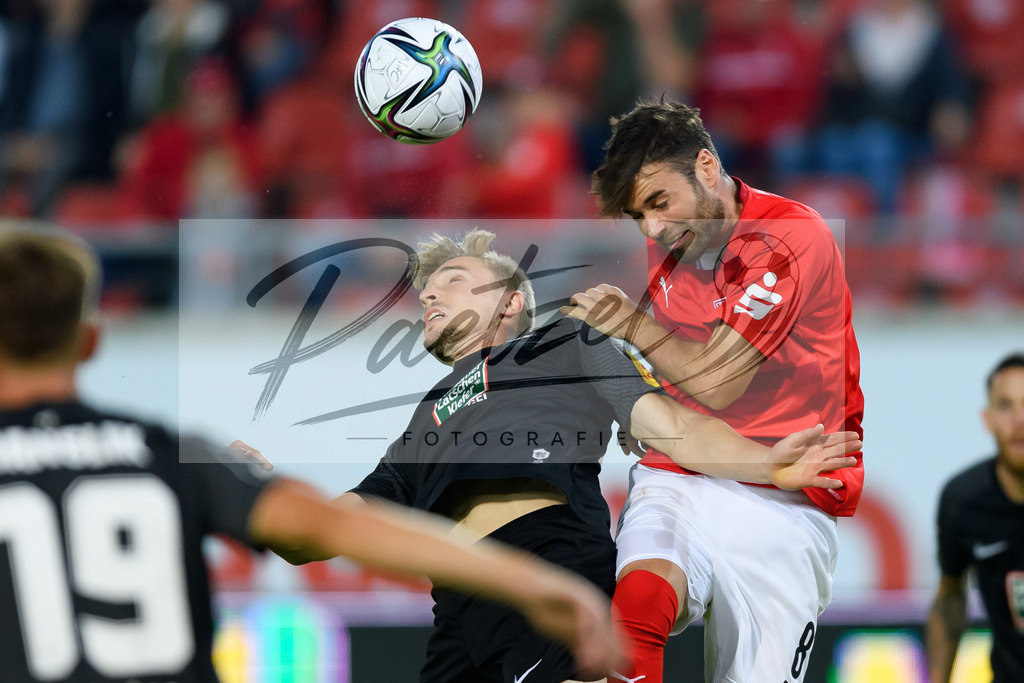 HFCFCK20210824_071 | Fussball, Herren: Elias Huth (1. FC Kaiserslautern) und Niklas Kreuzer (Hallescher FC) im Zweikampf beim Spiel der 3. Liga zwischen Hallescher FC und 1. FC Kaiserslautern im Leuna-Chemie-Stadion am 24.08.2021 in Halle (Saale), Deutschland. - Realisiert mit Pictrs.com
