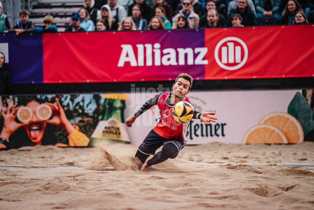 Beachvolleyball | Männer | Allianz German Beach Tour 2026 | Tourstop Düsseldorf | 17.05.2026 | Yannick Bibelriether bei der Abwehr