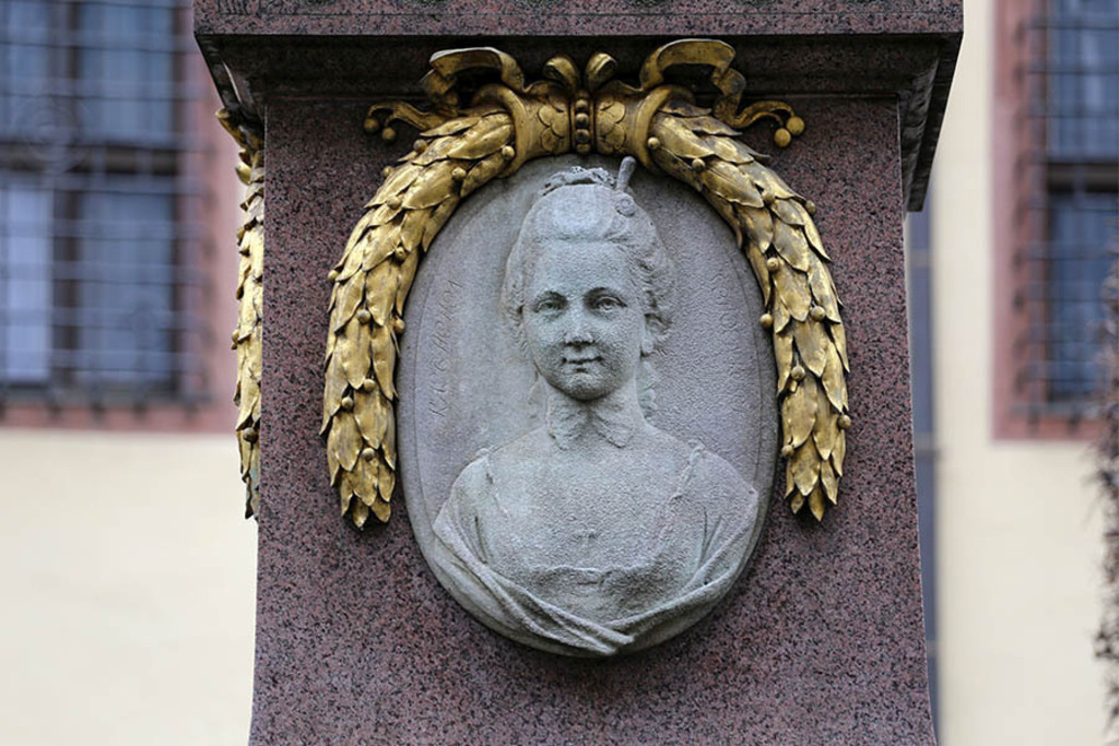 Bildlexikon Leipzig - Goethe-Denkmal - Portraitmedaillon Käthchen Schönkopf | Das Team hinter BILDLEXIKON LEIPZIG bündelt historische wie aktuelle Informationen über die Stadt Leipzig in Text und Bild auf einer Plattform und stellt diese der interessierten Öffentlichkeit zur Verfügung.