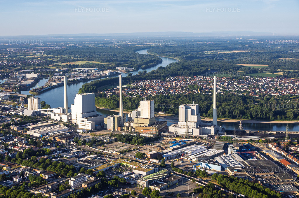 Luftbild: Grosskraftwerk Mannheim am Rheinufer aus Norden im Ortsteil Neckarau in Mannheim im Bundesland Baden-Württemberg in Deutschland. – Foto: IMG_157169.jpg vom 18.06.2026 durch Werner Riehm/FLY-FOTO.de – Auflösung des Originals: 5723 x 3797 px – Grosskraftwerk Mannheim