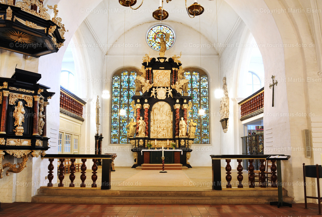 Stade Cosmea Kirche_ELS_7841aa | Stade - Aufnahmedatum: 11.02.2012, Aufnahmehoehe:  m, Koordinaten:  - , Bildgroesse: 3724 x  2508 Pixel - Copyright 2012 by Martin Elsen, Kontakt: Tel.: +49 157 74581206, E-Mail: info@schoenes-foto.deSchlagwoerter:Cosmae Kirche,Glaube ,Liebe Hoffnung,Orgel,Altar, - Realisiert mit Pictrs.com