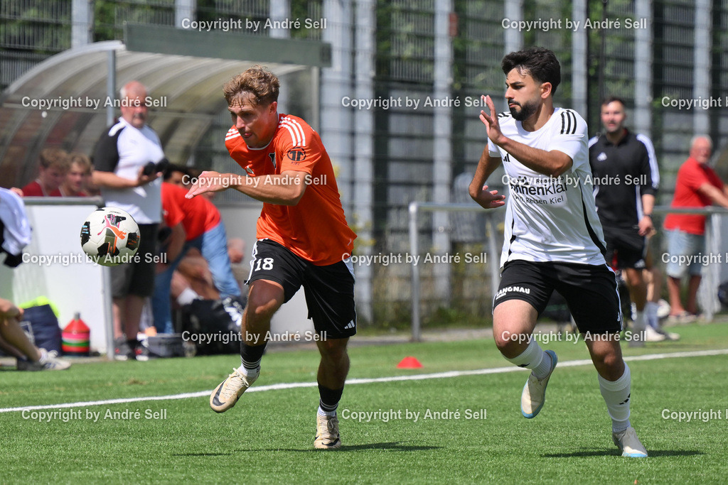 PSV Neumünster vs VfR Neumünster | Abbas Sharba (TSVK #6) vs Michel Feldkamp (Heikendorf #18) / Fußball-Landesliga Männer 2026/2027 / TSV Kronshagen vs Heikendorfer SV / 01.08.26 - Realisiert mit Pictrs.com