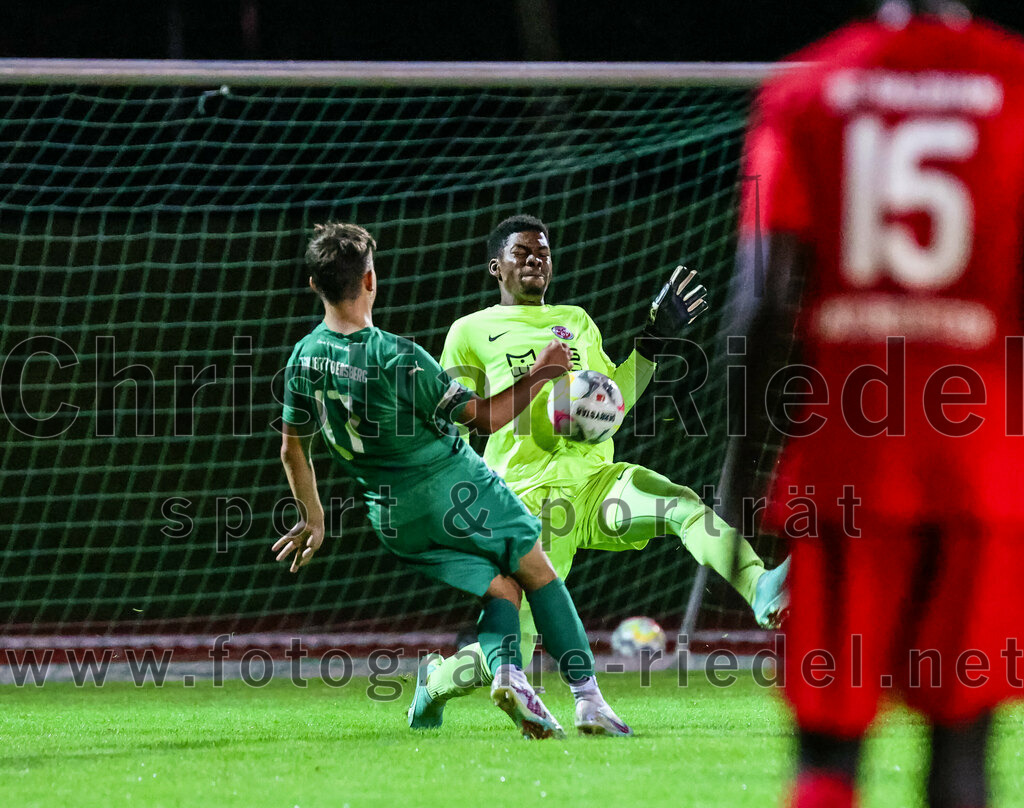 2023-09-01_062_SC_Baldham-Vaterstetten_gegen_TSV_1877_Ebersberg | Vaterstetten, Deutschland, 01.09.2023:
Fußball, Kreisliga 2023 / 2024, 3. Spieltag, SC Baldham-Vaterstetten gegen TSV 1877 Ebersberg, Ergebnis: 1:2

Felix Hoppe (TSV 1877 Ebersberg, #17), Torwart Solomon Arewa (SC Baldham-Vaterstetten, #21)

Foto: Christian Riedel / fotografie-riedel.net