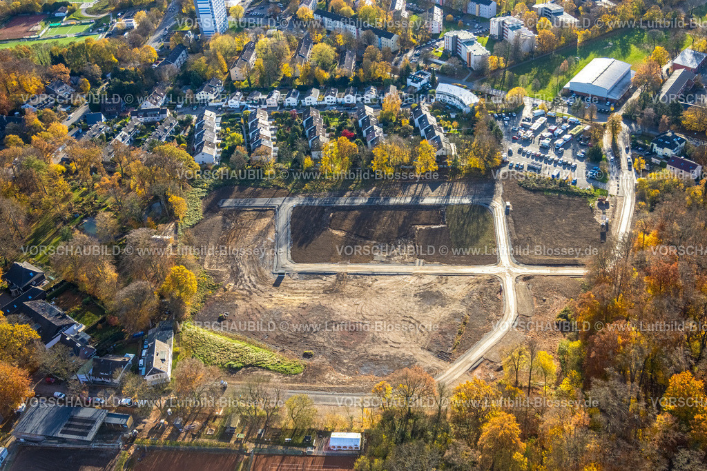 Hagen251103562 | Luftbild, Reihenhaus-Wohnsiedlung Mallnitzer Straße, Baustelle ehemaliger Lohesportplatz für Wohnhäuser Neubau Lohestraße, herbstliche Bäume, Emst, Hagen, Ruhrgebiet, Nordrhein-Westfalen, Deutschland