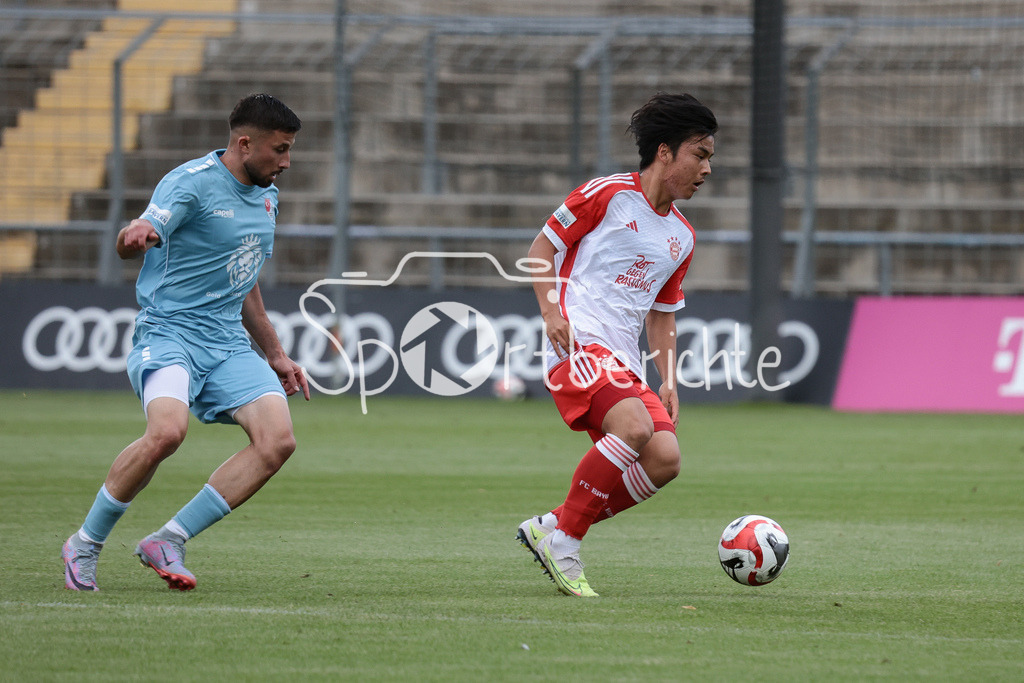 FC Bayern Amateure - Türkgücü München | Emre TUNC (TGM #38) im Duell mit Taichi FUKUI (FCB #14)