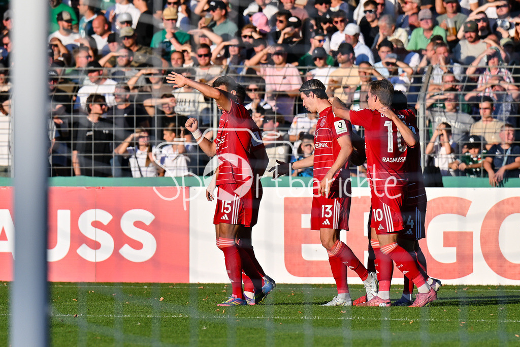 1. FC Schweinfurt 05 - Fortuna Düsseldorf | Jubel der Gäste nach dem Treffer zum 1-2 druch Cedric ITTEN (Fortuna 13) / Tor / Torschuetze / Freude / Happy / DFB-Pokal: 1. FC Schweinfurt 05 - Fortuna Düsseldorf; Riedel-Bau Arena am 18.08.2025