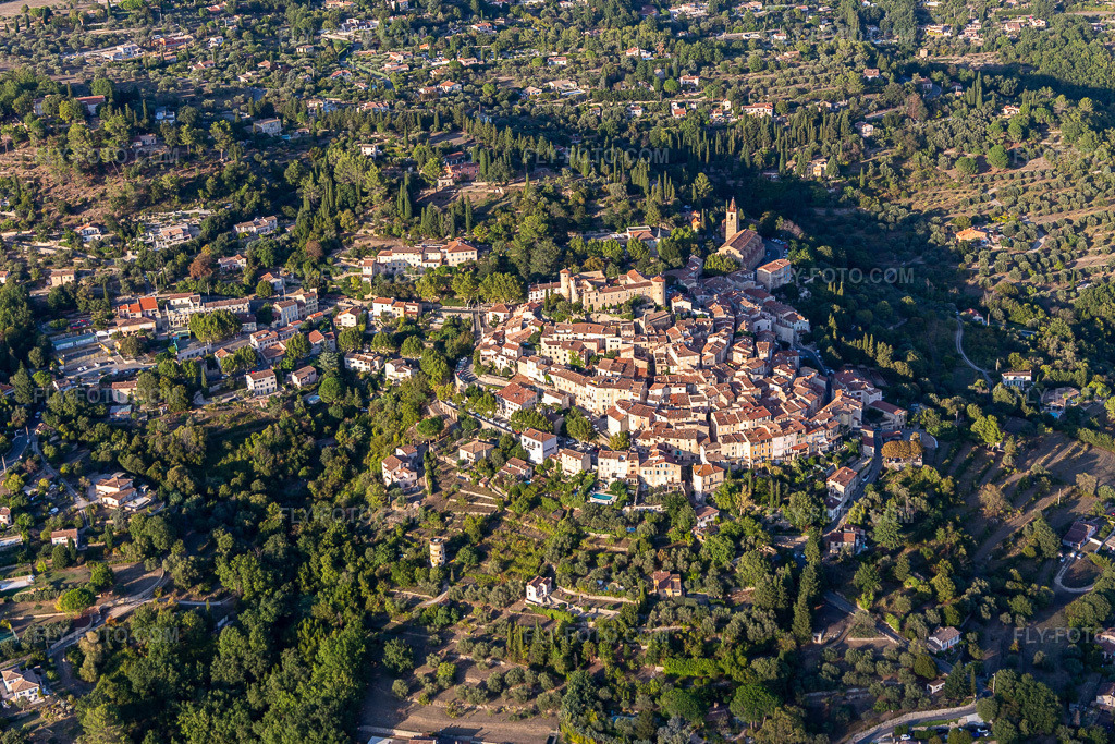 Aerial view: View of the town in Callian in the state Var, France. – Photo: IMG_129467.jpg taken on 09/18/2021 by Werner Riehm/FLY-FOTO.com – Resolution of the original: 5238 x 3492 px