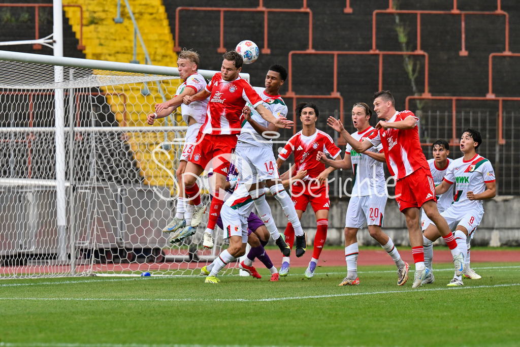 FC Augsburg II - FC Bayern Amateure | Nach einem Eckball komm Benno SCHMITZ (FC Bayern Muenchen II 6) zum Kopfball / Regionalliga Bayern: FC Augsburg II - FC Bayern Muenchen II, Rosenaustadion am 25.07.2025