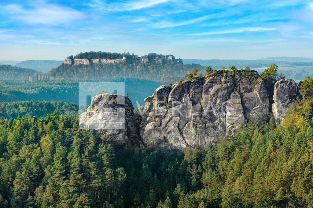 Wandbild-Gamrig-Festung-Koenigstein-Luftbild-A0003178 | Hinter dem Gamrig erhebt sich die Festung Königstein - Realisiert mit Pictrs.com