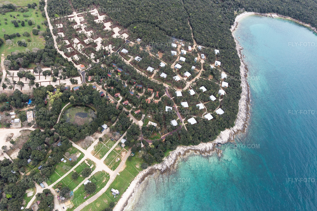Aerial view: View of the town in Crnibek in the state Gespanschaft Istrien, Croatia. – Photo: IMG_105998.jpg taken on 04/13/2018 by Werner Riehm/FLY-FOTO.com – Resolution of the original: 5472 x 3648 px