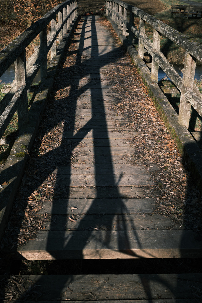 Alte Fussgängerbrücke aus Holz | Rauchwart, Austria - January 30, 2023: Alte Fussgängerbrücke aus Holz. - Realisiert mit Pictrs.com