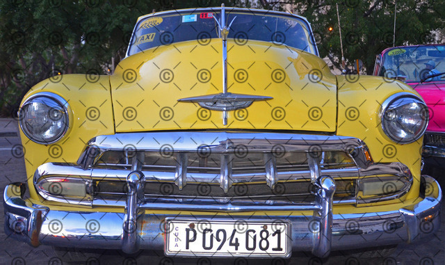RGE_6268 | Amerikanischer Oldtimer restauriert als Taxi, wartet in Havanna auf Touristen.  Fotograf: Ralf Gebhardt - Realisiert mit Pictrs.com