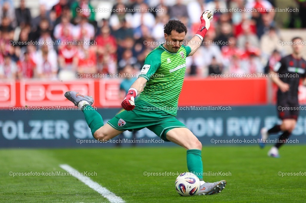 xKWIx11042601049 | 2026.04.11, xkwix, Fußball, 3.Liga, Rot-Weiss Essen -  FC Ingolstadt, Stadion an der Hafenstraße, 33.Spieltag, Saison 2025 / 2026: Kai Eisele (FC Ingolstadt 04 #25) DFB regulations prohibit any use of photographs as image sequences and or quasi-video. Photo: xKamilxWilkowskixPressefotoKochx