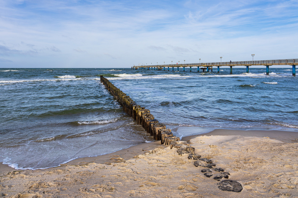 Buhne und Seebrücke an der Küste der Ostsee bei Graal Müritz | Buhne und Seebrücke an der Küste der Ostsee bei Graal Müritz.