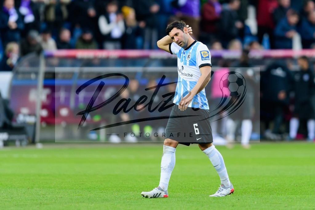 OSNTSV20211106_134 | Fussball, Herren: Stephan Salger (TSV 1860 Muenchen) enttaeuscht bei dem Spiel der 3. Liga zwischen VfL Osnabrueck und TSV 1860 Muenchen im Stadion an der Bremer Bruecke am 06.11.2021 in Osnanbrueck, Deutschland.DFB / DFL REGULATIONS PROHIBIT ANY USE OF PHOTOGRAPHS AS IMAGE SEQUENCES AND/OR QUASI-VIDEO. - Realisiert mit Pictrs.com
