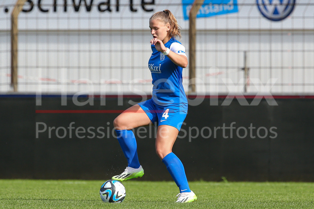 Fussball, DFB-Pokal Frauen, SV Meppen - Bayer 04 Leverkusen | v.li.: Toma Ihlenburg (SV Meppen, 4) Freisteller, Einzelbild, Ganzkörper, Aktion, Action, Spielszene, DIE DFB-RICHTLINIEN UNTERSAGEN JEGLICHE NUTZUNG VON FOTOS ALS SEQUENZBILDER UND/ODER VIDEOÄHNLICHE FOTOSTRECKEN. DFB REGULATIONS PROHIBIT ANY USE OF PHOTOGRAPHS AS IMAGE SEQUENCES AND/OR QUASI-VIDEO.