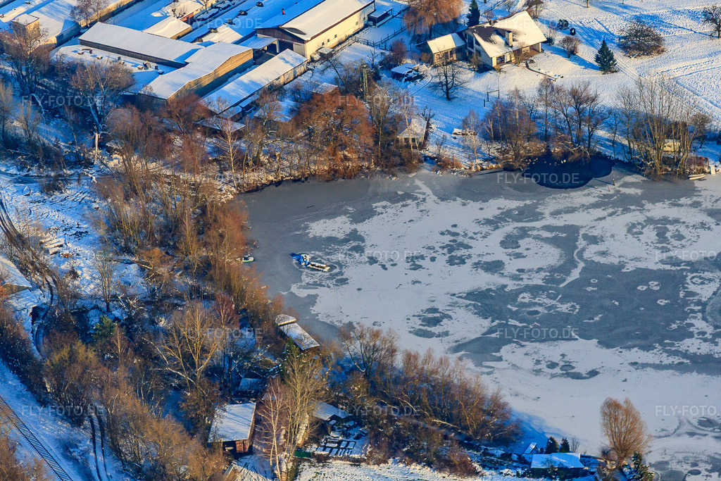Luftbild: Gefrorener Baggersee bei Schnee im Winter in Neuburg am Rhein im Bundesland Rheinland-Pfalz in Deutschland. Foto: IMG_36562.jpg vom 05.01.2011 durch Werner Riehm/FLY-FOTO.de