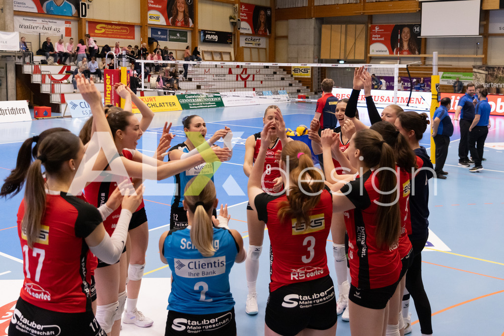 Volleyball I Frauen I Saison 2025-2026 I Volleyball NLA | Women I 1/2 Finals I  VC Kanti Schaffhausen - Sm'Aesch Pfeffingen I 18.03.2026 | VC Kanti Schaffhausen Spielerinnenkreis - Realisiert mit Pictrs.com