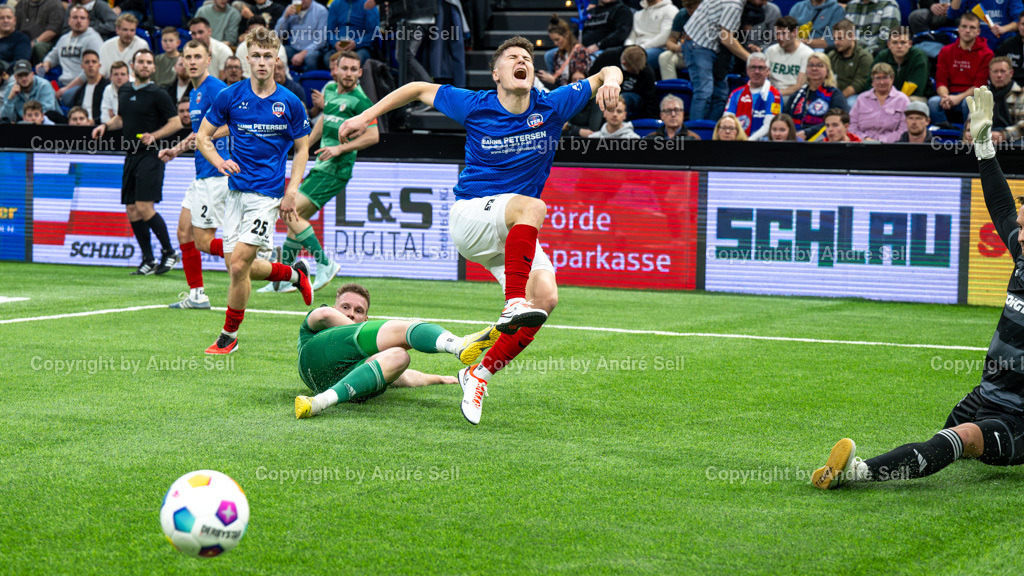 SHFV Lotto Masters 2024 | 20240113_7782, 13.01.2024, SHFV Lotto Masters 2024, Gruppe B, TSB Flensburg (blau) vs. PSV Neumünster (grün), William Baxter (TSB #25) &amp; Tom Schäpler (TSB #16) / Timo Barendt (PSV #22) - Realisiert mit Pictrs.com