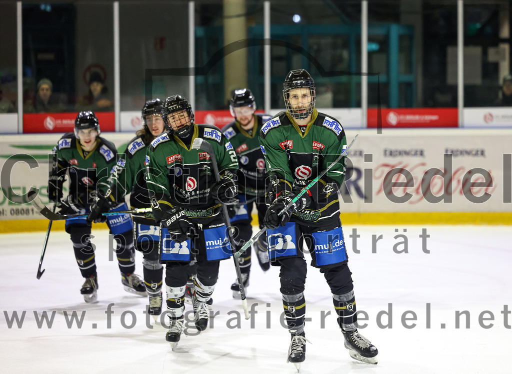 2022-12-09_137_TSV_Erding_gegen_EHC_Waldkraiburg | Erding, Deutschland, 09.12.2022:
Eishockey, Bayernliga 2022 / 2023, 19. Spieltag, TSV Erding gegen EHC Waldkraiburg, Endergebnis: 9:2

Erik Modlmayr (Erding Gladiators, #21), Florian Zimmermann (Erding Gladiators, #5)

Foto: Christian Riedel / fotografie-riedel.net
