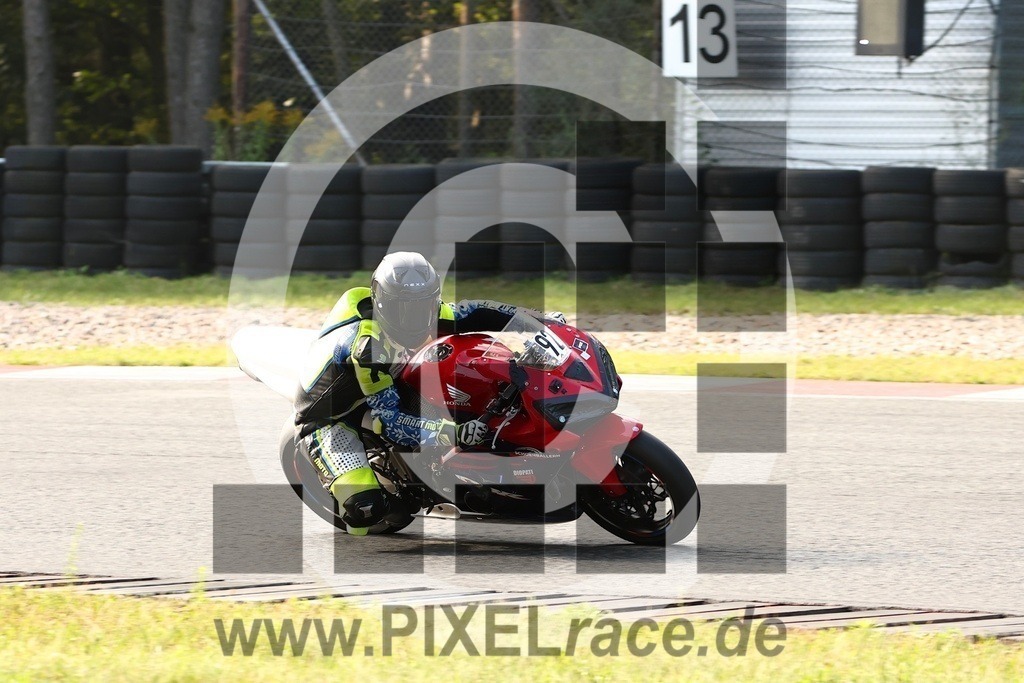 0092-20250910_15813 | Schöne Erinnerungen an spannende Momente - das festzuhalten ist unser Job. PIXELrace.de ist seit 2003 auf den Rennstrecken Europas unterwegs um die Action draußen beim Fahren und die wunderbare Stimmung imm Fahrerlager für euch einzufangen.