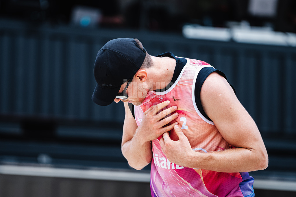 Beachvolleyball | Männer | German Beach Tour 2024 | Tourstop Bremen | 06.06.2024 | Richard Peemüller  kämpft mit einem Insekt