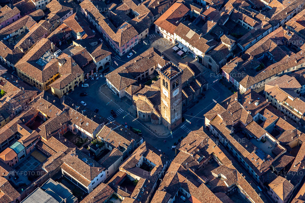 Luftbild: Basilica di Santa Maria Assunta e San Sigismondo in Rivolta d’Adda im Bundesland Cremona in Italien. Foto: IMG_134527.jpg vom 19.09.2022 durch Werner Riehm/FLY-FOTO.de