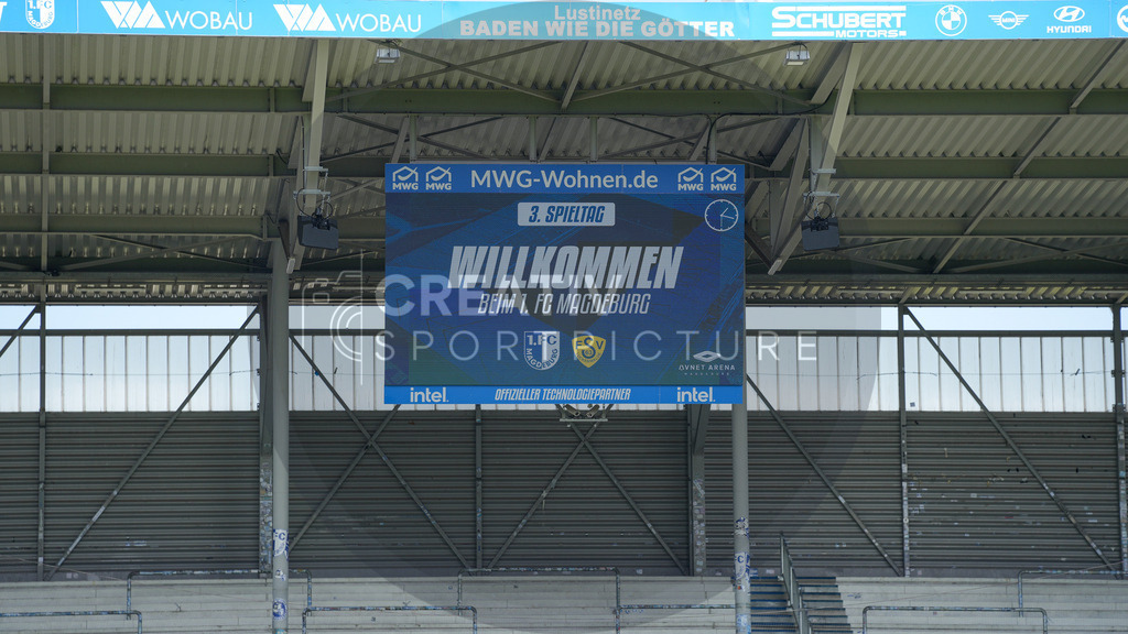 Fußball, Herren, Saison 2025/2026, Regionalliga Nordost, 3. Spieltag, 1.FC Magdeburg II vs. FSV 63 Luckenwalde, Samstag 09.08.2025, Avnet Arena Magdeburg | Fußball, Herren, Saison 2025/2026, Regionalliga Nordost, 3. Spieltag, 1.FC Magdeburg II vs. FSV 63 Luckenwalde, Samstag 09.08.2025, Avnet Arena Magdeburg, Im Bild: Die Anzeigetafel vor dem Spiel in der Magdeburger Avnet Arena - Realisiert mit Pictrs.com