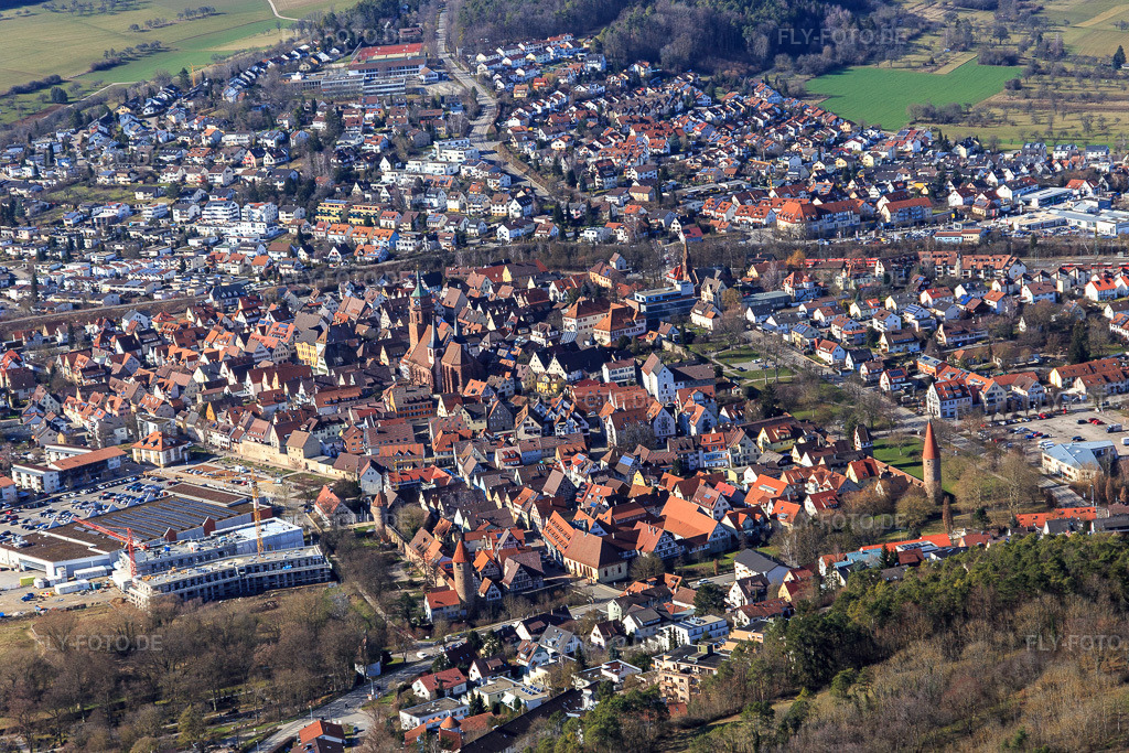Luftbild: historische Altstadt mit Seilerturm an der Stadtmauer und kath. Kirch St. Peter & Paul in Weil der Stadt im Bundesland Baden-Württemberg in Deutschland. Foto: IMG_124860.jpg vom 20.02.2021 durch Werner Riehm/FLY-FOTO.de
