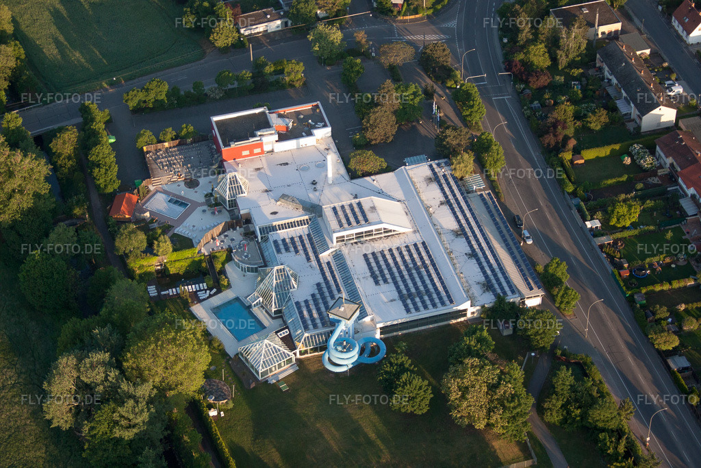 Luftbild: Hallen- und Freibad LaOla im Ortsteil Queichheim in Landau im Bundesland Rheinland-Pfalz in Deutschland. Foto: IMG_64586.jpg vom 04.05.2014 durch Werner Riehm/FLY-FOTO.de
