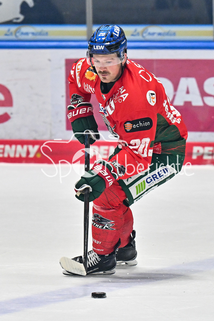 Augsburger Panther - Grizzlys Wolfsburg | am Puck Cody KUNYK (Augsburger Panther 20) / Einzelfoto / Freisteller  DEL: Augsburger Panther - Grizzlys Wolfsburg; Curt Frenzel Stadion am 10.10.2025