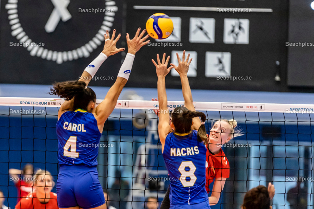 2022-00063342-Testspiel-Deutschland-Brasilien | Angriff Jennifer JANISKA #6 (Annahme-Außen) GER gegen Block Ana CAROLINA SILVA #4 BRA Marcis CARNEIRO #8 BRA, 17.09.2022; Berlin Foto: Gerold Rebsch - www.beachpics.de
