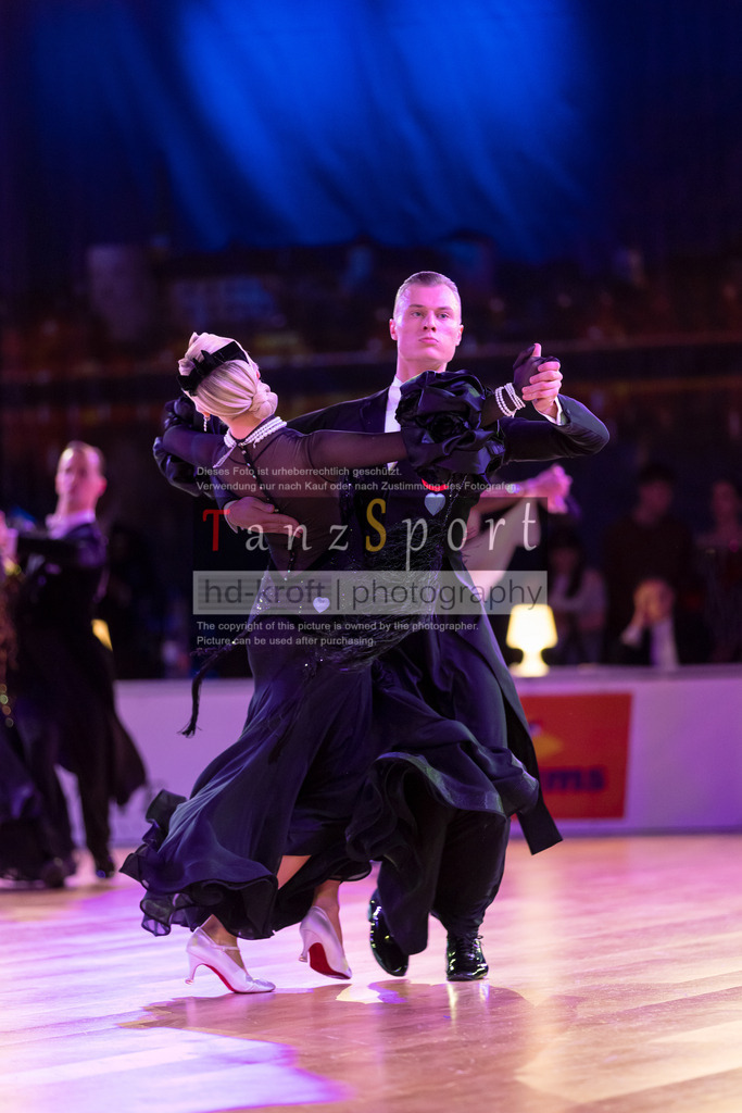 20241215_WDSF_Int_Open_Std-Riga-9210 | Tanzsportbilder, Standardtanz, Lateintanz, WDSF, DTV, LTVB, dancecomp, goc, hessen tanzt, blaues band der spree, walzer, tango, wiener walzer, slowfox, quickstepp, samba, rumba, cha-cha-cha, paso doble. jive, hd-kroft photography, turniertanzsport