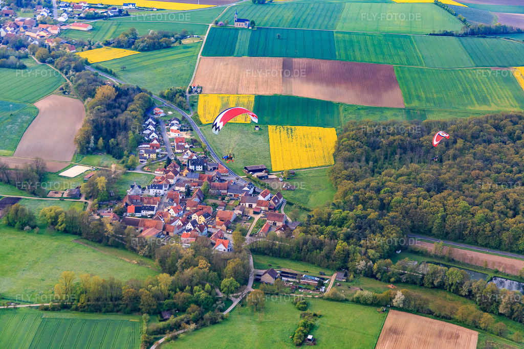 Luftbild: Ortsansicht von Nordosten im Ortsteil Vögnitz in Sulzheim im Bundesland Bayern in Deutschland. Foto: IMG_087782.jpg vom 05.05.2016 durch Werner Riehm/FLY-FOTO.de