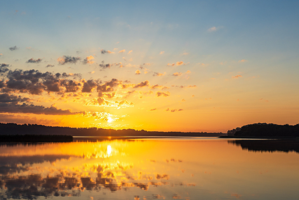 Sonnenaufgang in Seedorf am Schaalsee mit Wolken und Spiegelung | Sonnenaufgang in Seedorf am Schaalsee mit Wolken und Spiegelung.